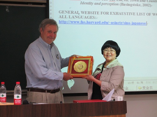 IMG_8180 必赢副院长李德英教授向麦金农教授赠送礼品20120531川大研1-102.JPG
